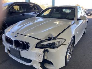 alt="BMW523i 事故車 フロント破損 調布市 廃車引き取り"